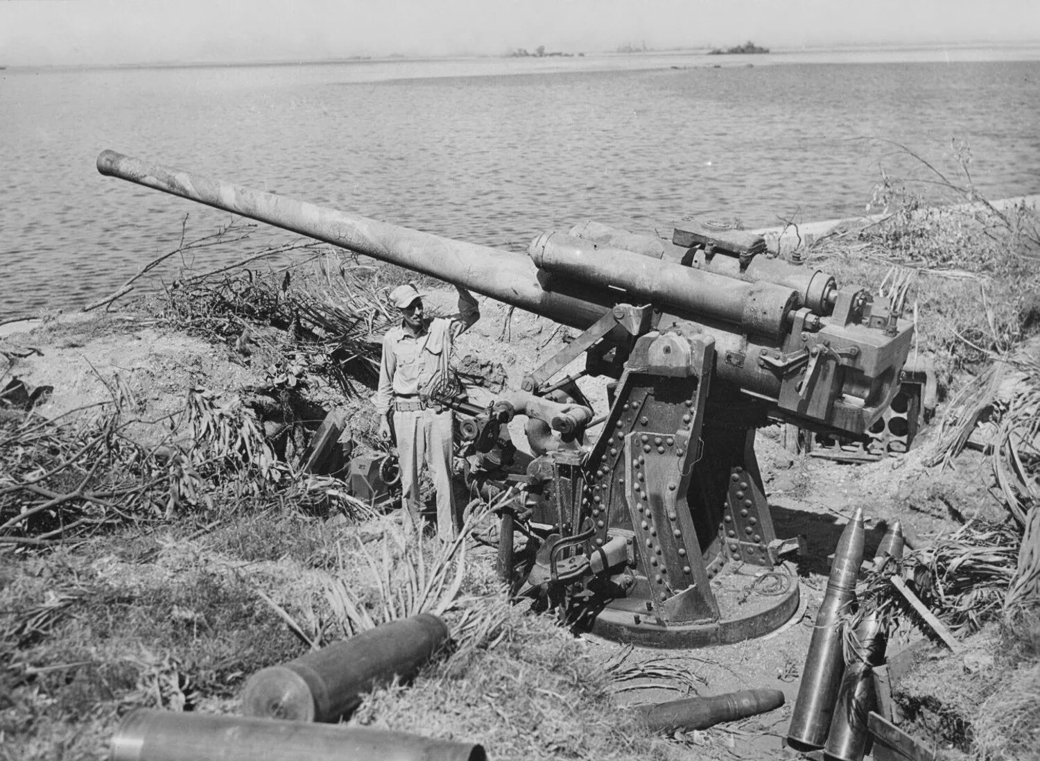 Только японские зенитные пушки все время. Японская зенитная артиллерия второй мировой. Береговая артиллерия Японии второй мировой войны Тип 92. Японские зенитки Тип 98. 88мм Калибр.
