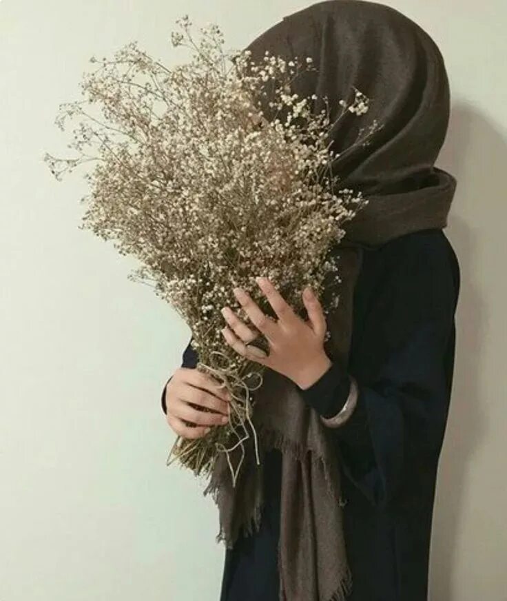 Мусульманка с букетом. Эстетика мусульманки. Красивая Эстетика мусульманки. В хиджабе с цветами.