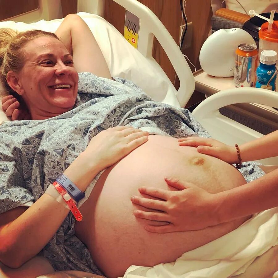 Фото роды беременной. Беременная женщина рожает. Беременная с гигантским пузом.