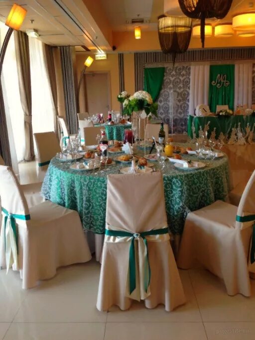 Зал вега малая. Зал московский вега. Гуси лебеди вега измайлово ресторан. Вега измайлово зал московский. Вега банкетный зал.