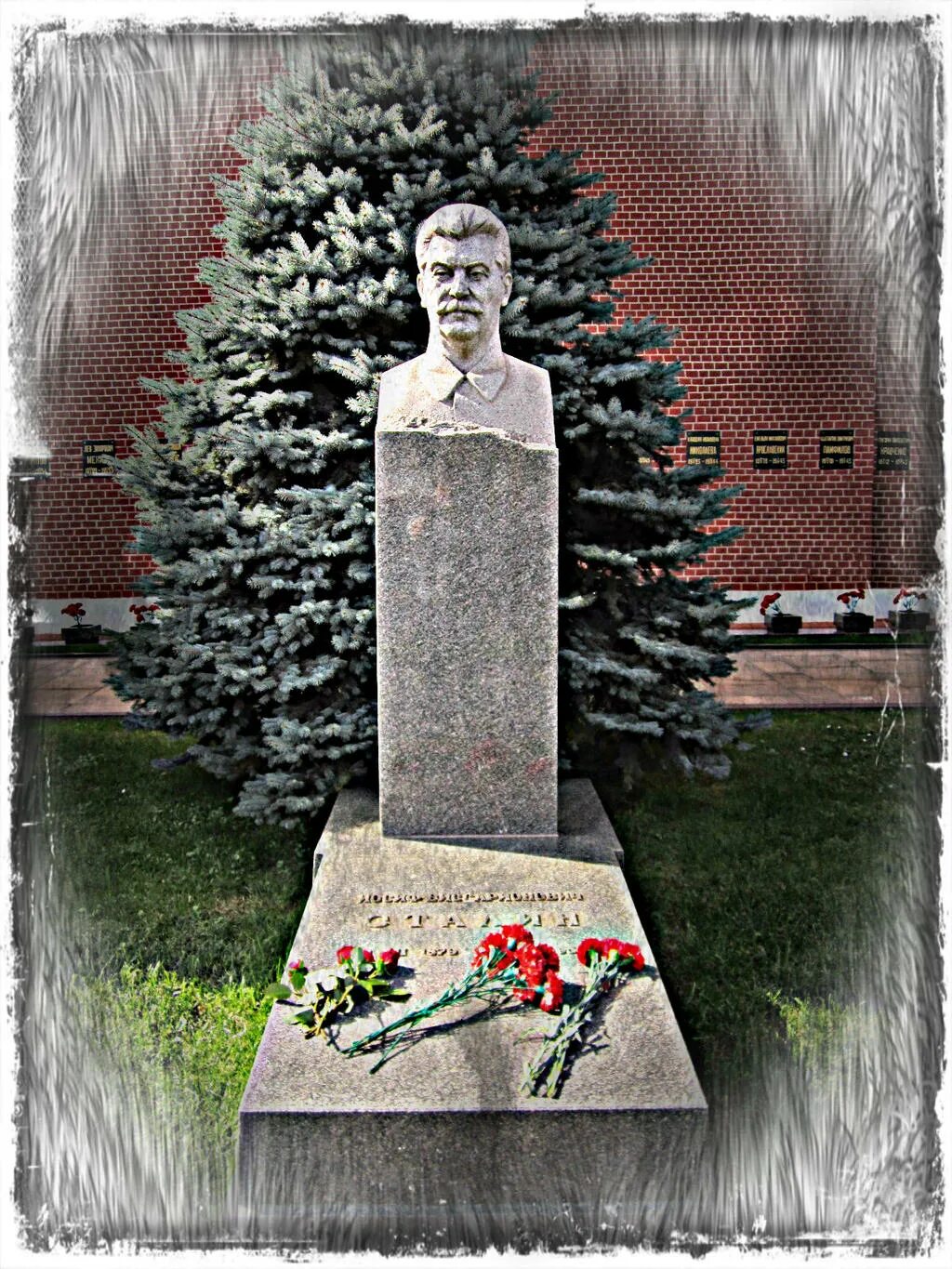 Сталин иосиф виссарионович захоронен. Сталин иосиф виссарионович могила. сталин иосиф виссарионович кладбище. сталин иосиф виссарионович похороны могила. могила матери иосифа сталина.