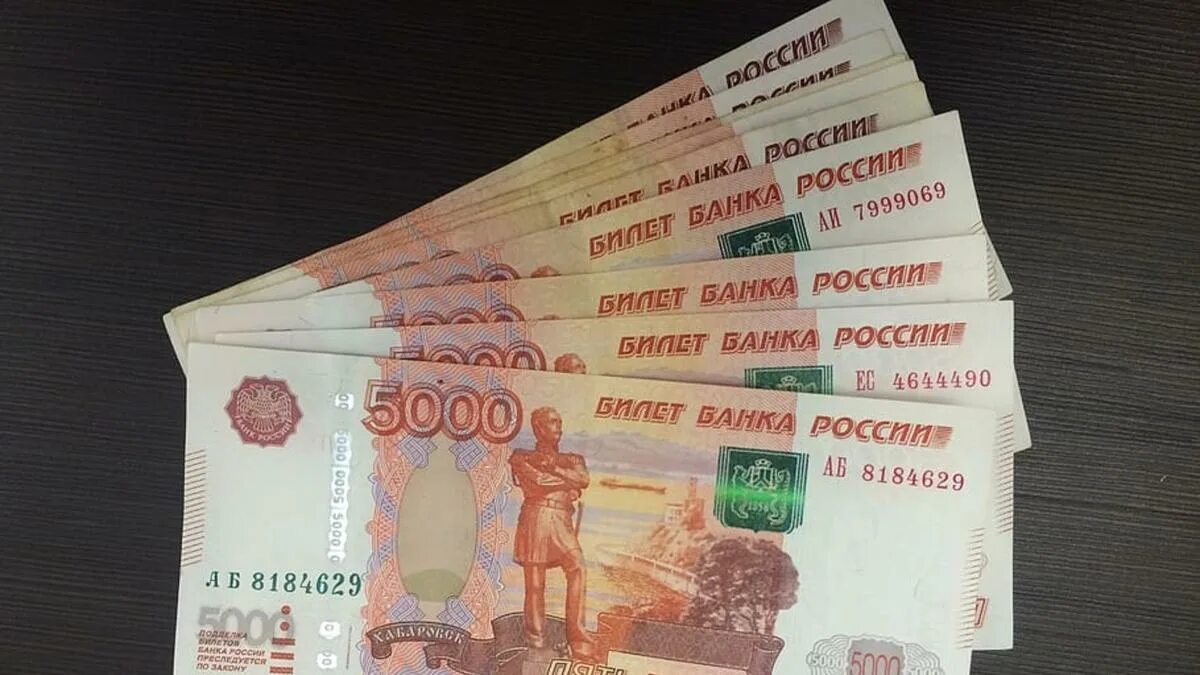 Деньги 40000 рублей. Деньги. Пятитысячная купюра. 50 Тысяч тысячными купюрами. 5 Тысяч купюры на столе.