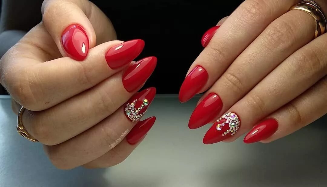 красные ногти миндаль. красные ногти со стразами. красный маникюр со стразами на длинные миндалевидные ногти. красный миндаль 2020. красный матовый маникюр со стразами.