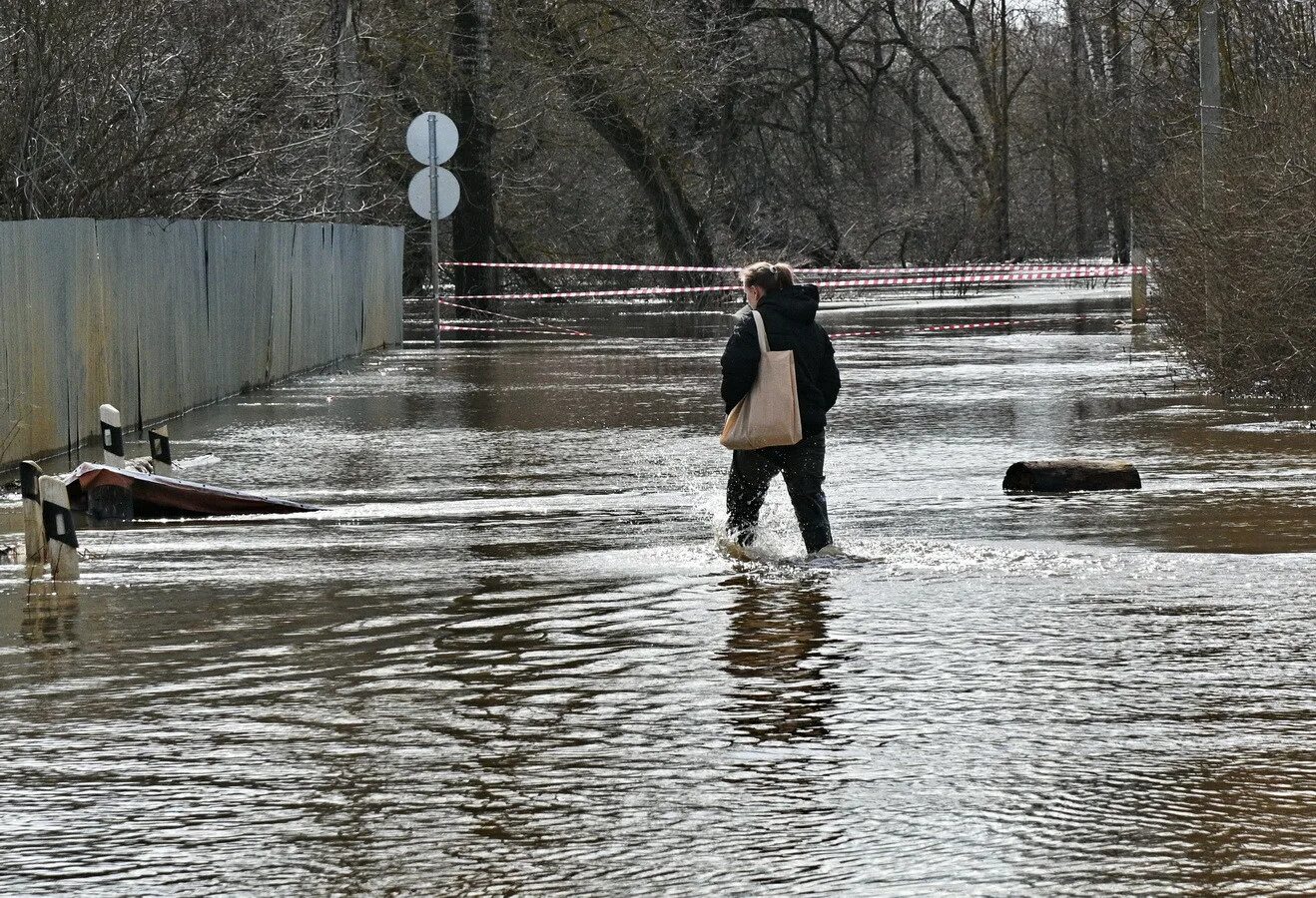 Паводок в калужской области сегодня. Половодье в Калуге. Паводок. Весенний паводок. Наводнение фото.