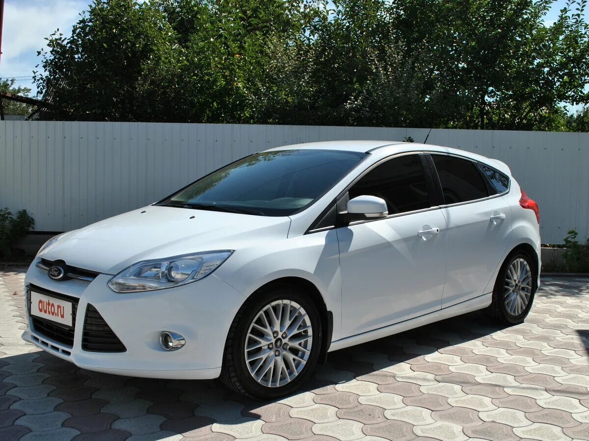 Фокус хэтчбек отзывы. Форд фокус 3 хэтчбек белый. Ford Focus 3 2012 хэтчбек. Форд фокус 3 хэтчбек 2012 белый. Форд фокус 2012 хэтчбек.