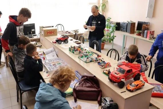 изделия из древесины в школьной мастерской. работа в школе техником. столярная мастерская в школе. работа в школе техником. работа в школе техником.