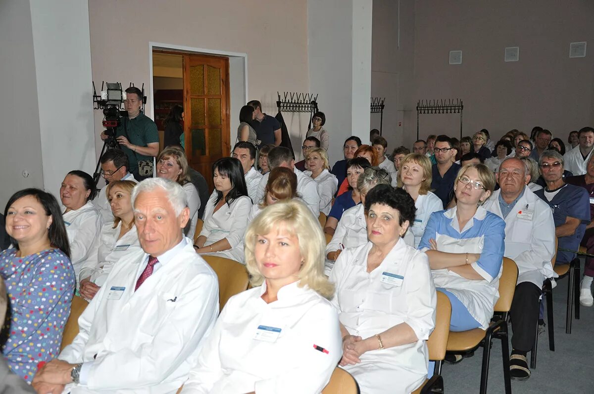 Расшифровать гбуз яо "  окб". Сотрудник полиции в больнице. Сотрудники окб ханты-мансийск. Окб. Окб 1 7 этаж стационар екатеринбург.