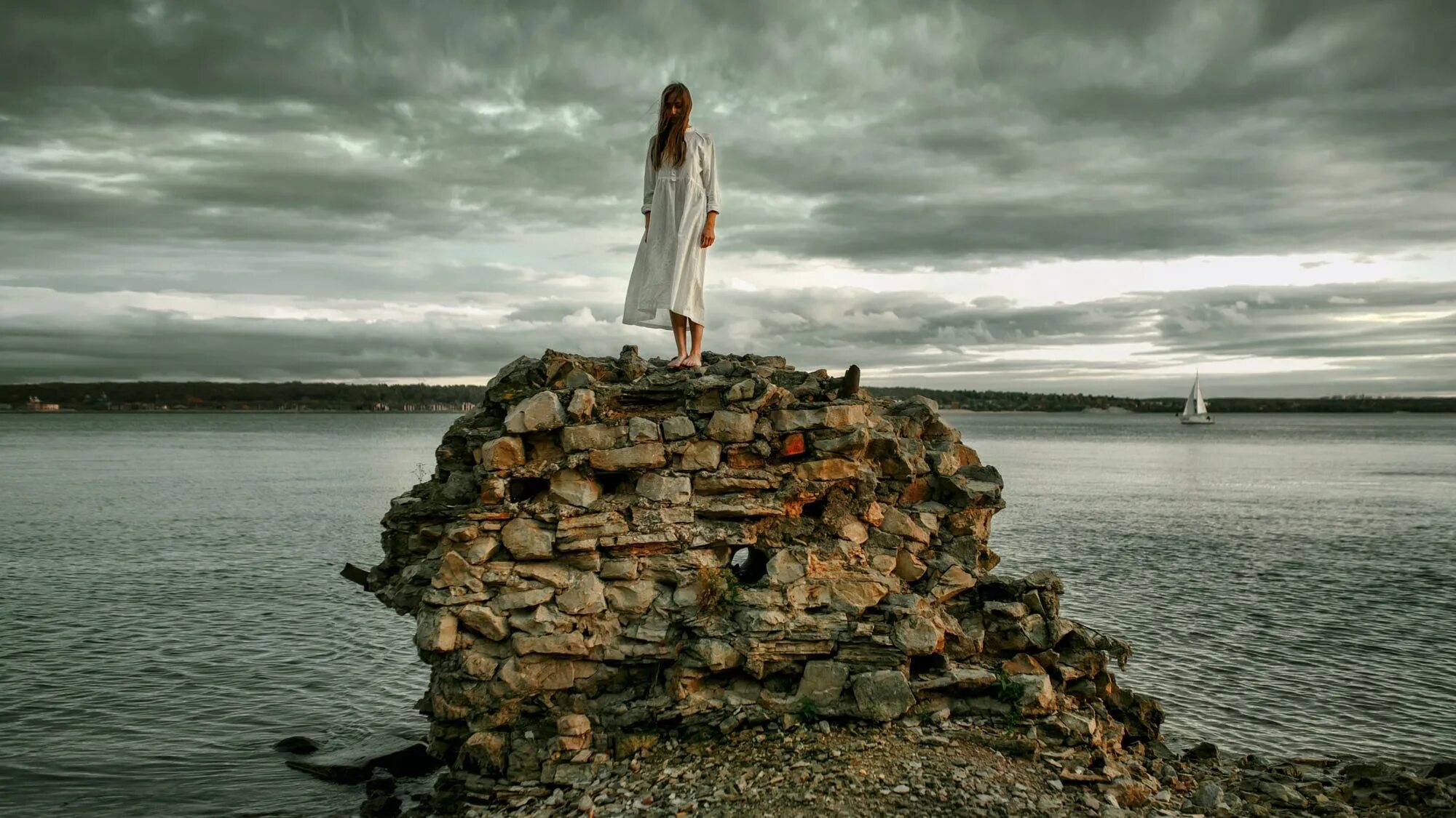 Stone woman. Девушка на Утесе. Женщина камень. Человек камень. Море с камнями с людьми.