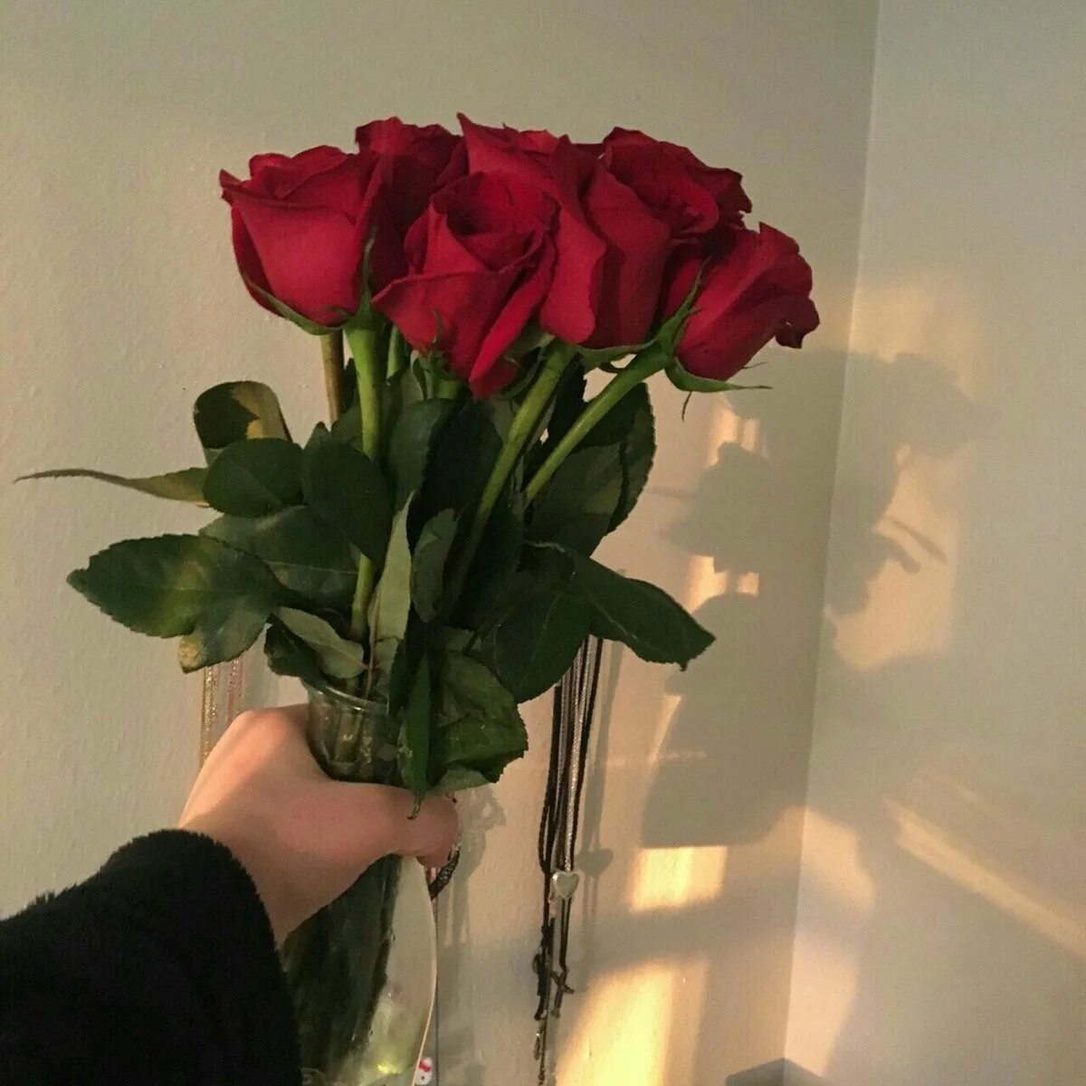 Букет цветов в руках. Букет цветов в руках у девушки. Красивый букет от любимого. Цветы от мужа. Розовые розы букет селфи.