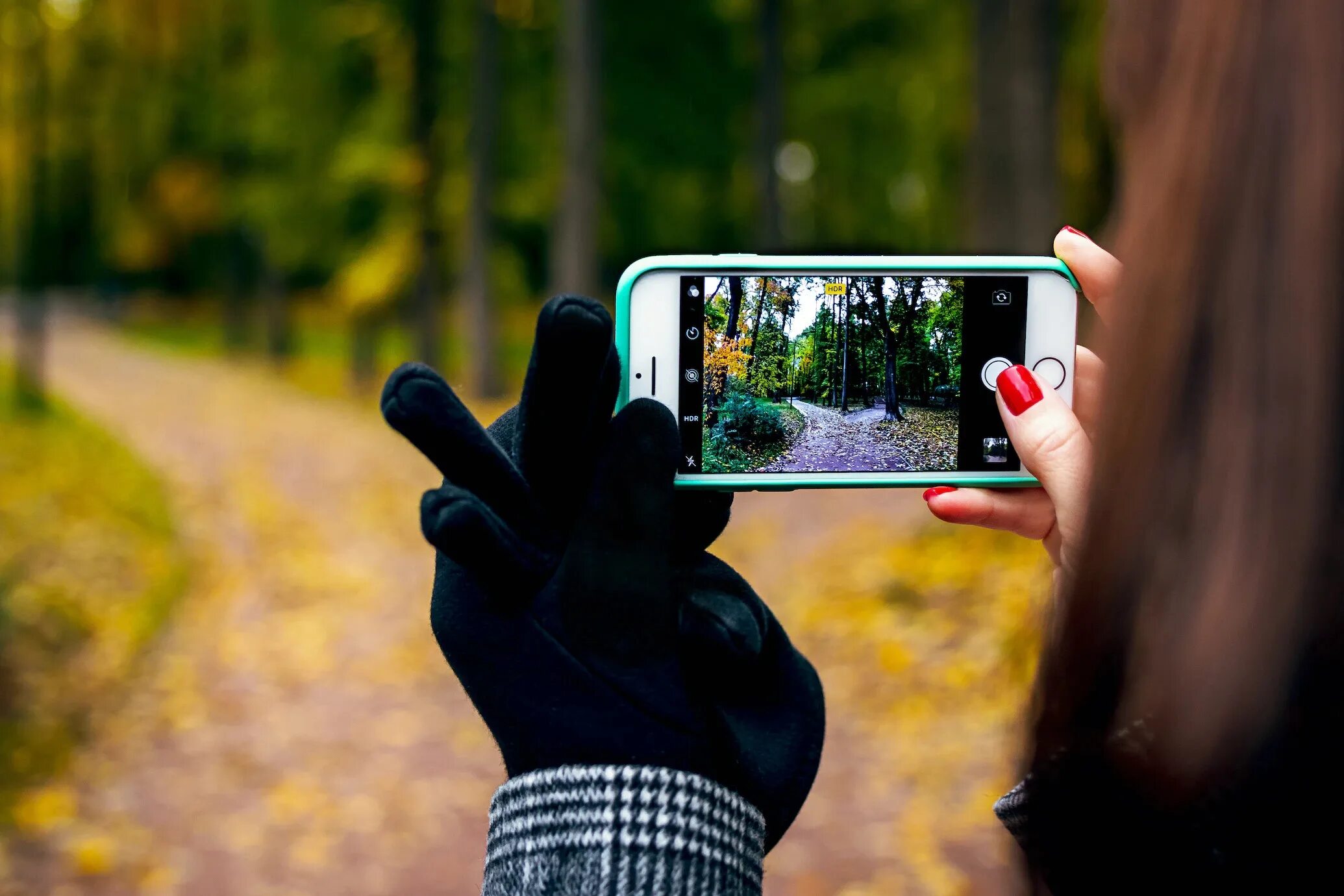 Фотографирует на телефон. Камера айфона. Смартфон для путешествий. Телефон сам фоткает. Девушка с телефоном в руках сеьфи.