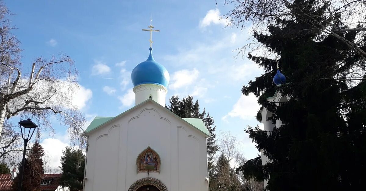 Сен женевьев де. Сент-Женевьев-де-Буа. Храм на сент Женевьев де Буа. Церковь на кладбище сент-Женевьев-де-Буа. Кладбище в Париже сен Женевьев де Буа.