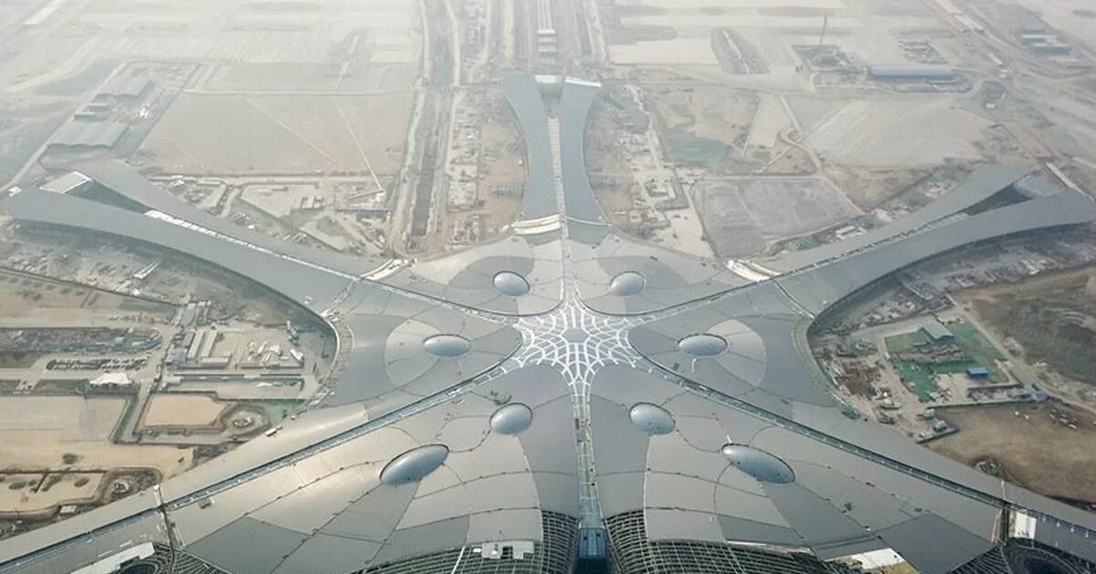 Какой самой большой аэропорт в мире. Пекин Дасин. Аэропорт Пекина. Beijing Daxing International Airport DBL cdth[e. Новый аэропорт Пекина.