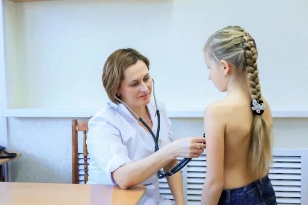 Осмотр юной девушки. Школьный медосмотр. медицинский осмотр девочек. медицинский осмотр девочек в школе. медосмотр подростков.