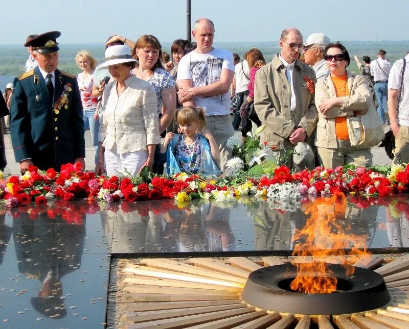 Когда минута молчания сегодня. Минута молчания. Минута молчания на день Победы. Минута молчания 9 мая фото. Минута молчания 9 мая 1985.