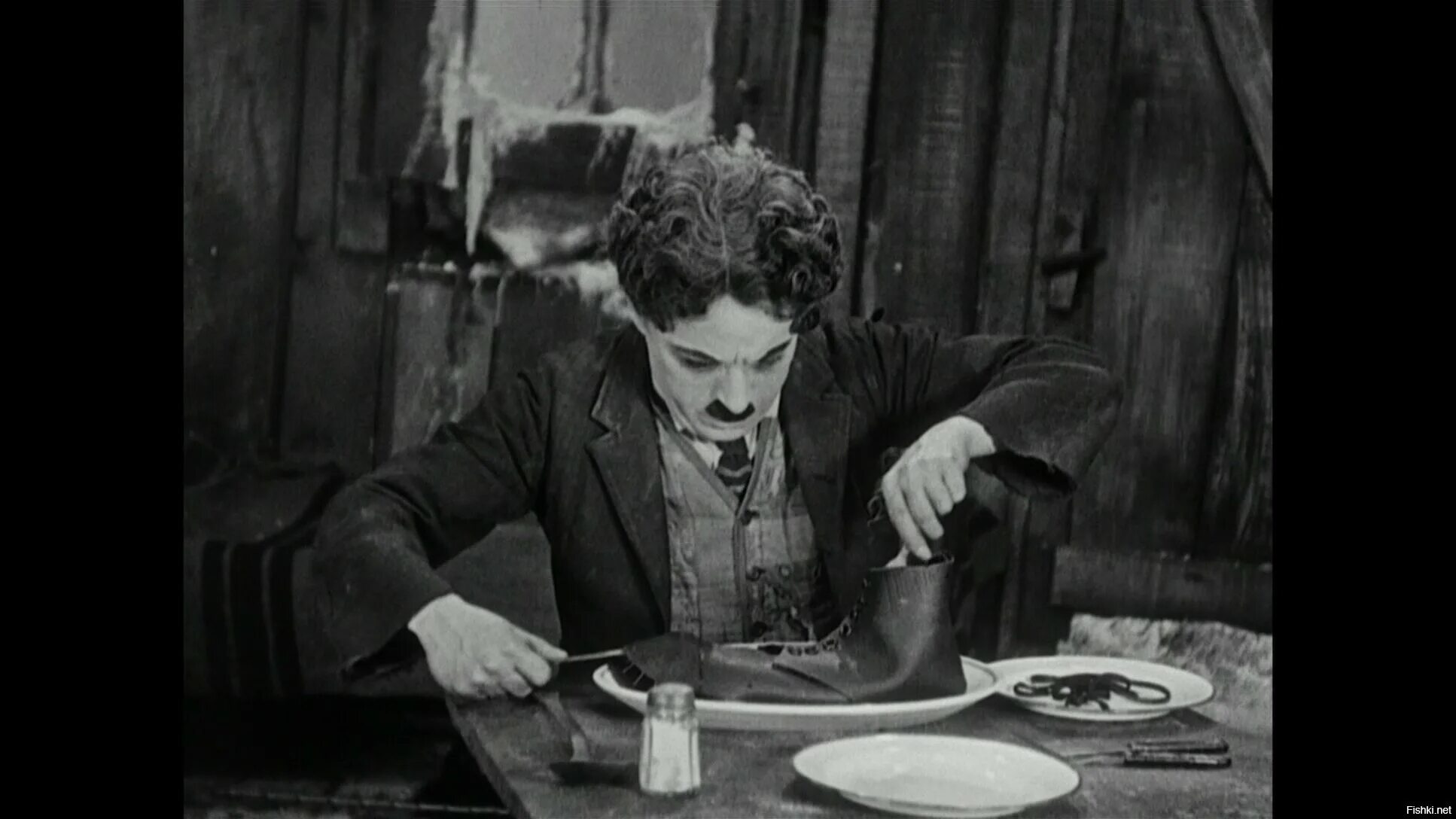 Ест ботинок. Золотая лихорадка чаплин ест ботинок. Чарли чаплин ботинки. Ест ботинок. Чарли чаплин ест ботинок.