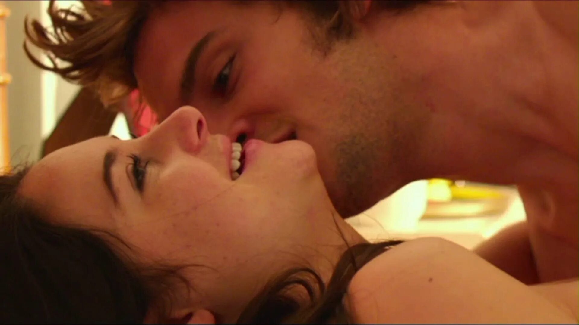 Hottest scene video. Woodley Shailene постельная сцена. Шейлин Вудли горячие сцены.