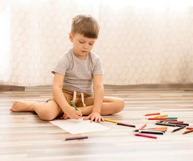 Мальчик играет на полу. Дети играют на полу. Рисование на полу для детей. Ребенок рисует на полу.