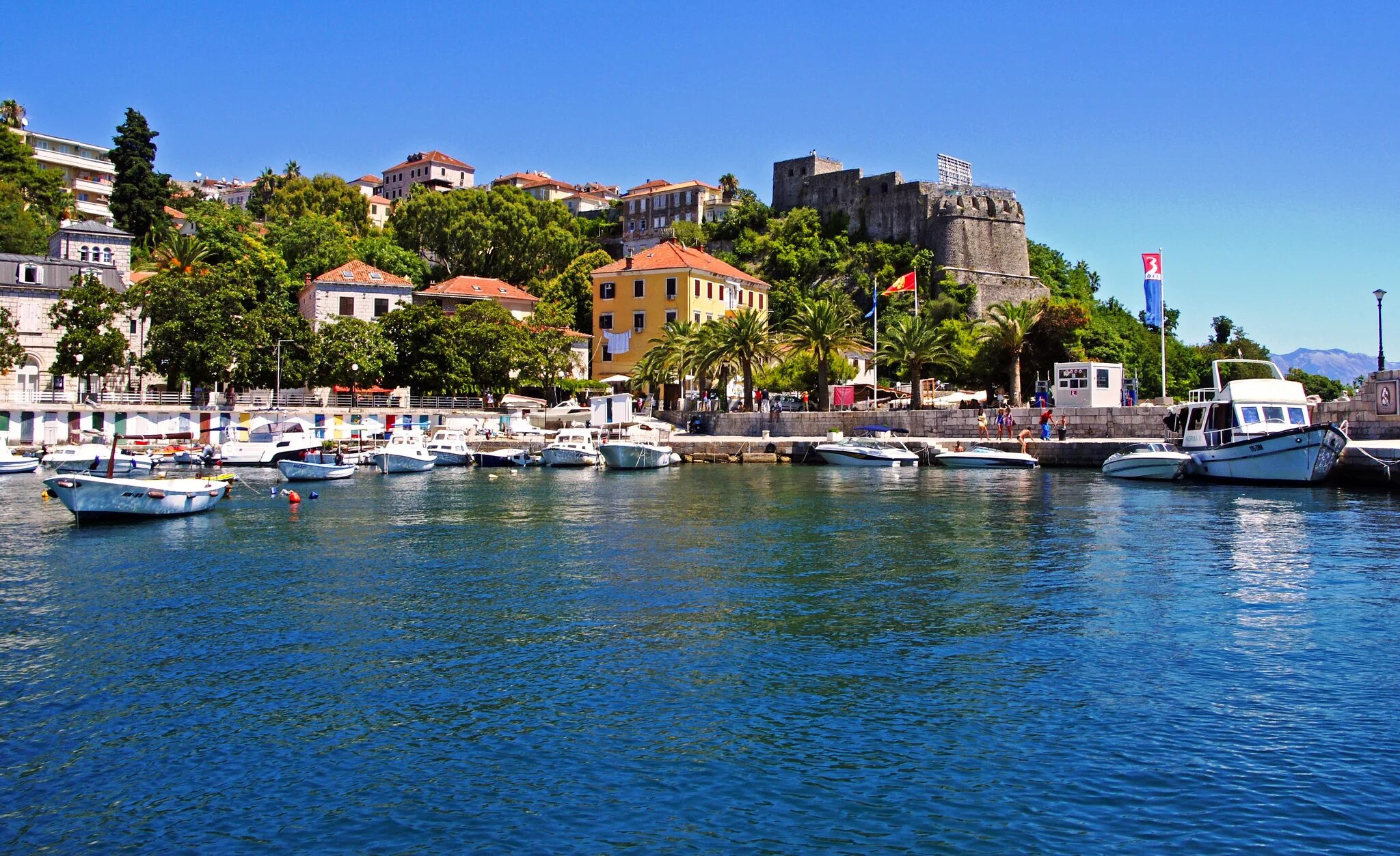 Здание у реки, похожее на цветок. Город спокойствия. Тундра море порт. Город спокойствия. Ночной город спокойствие.