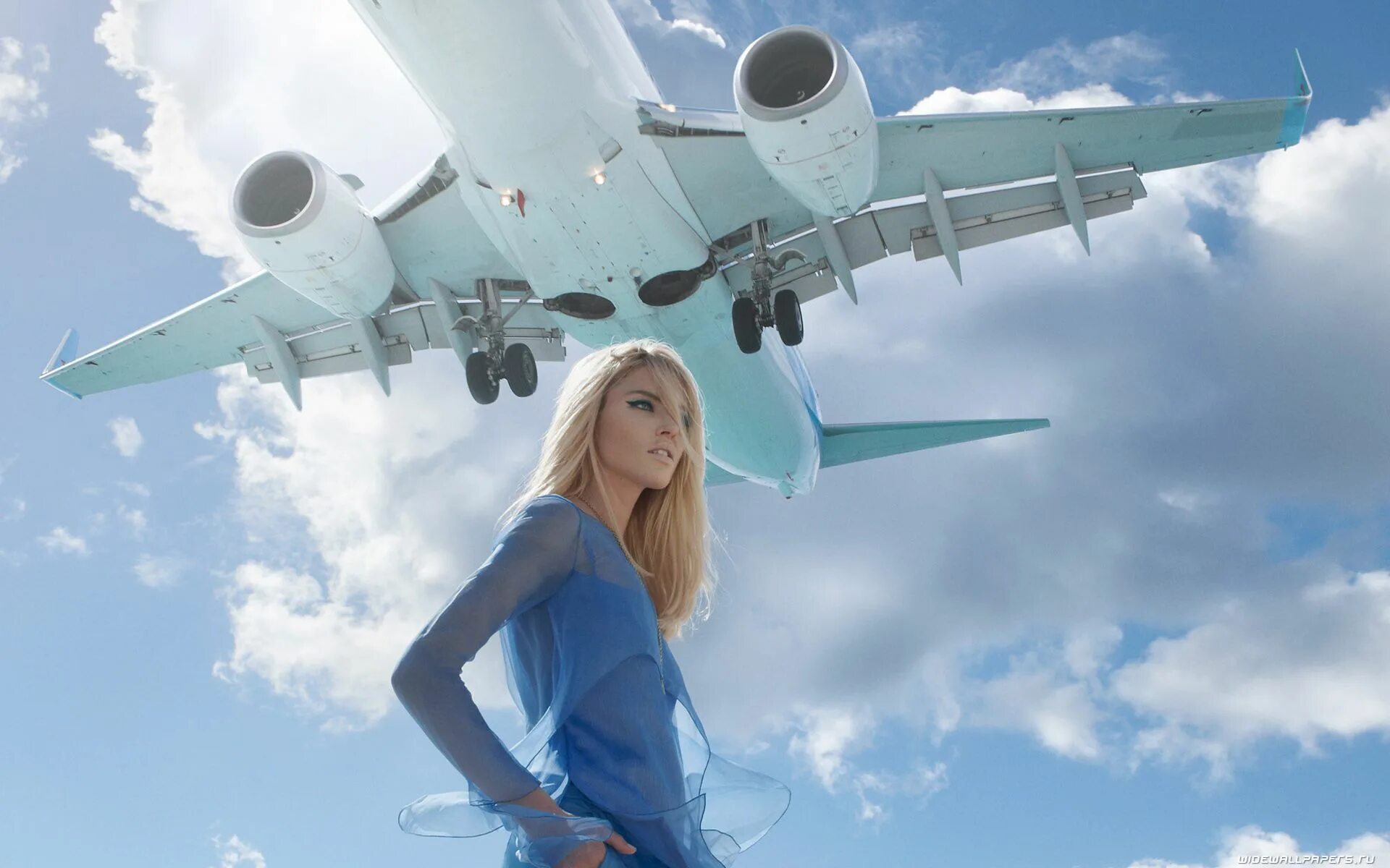 Flying airplanes. Девушка в самолете. Девушка на фоне самолета. Красивый самолет. Фотосессия с самолетом.