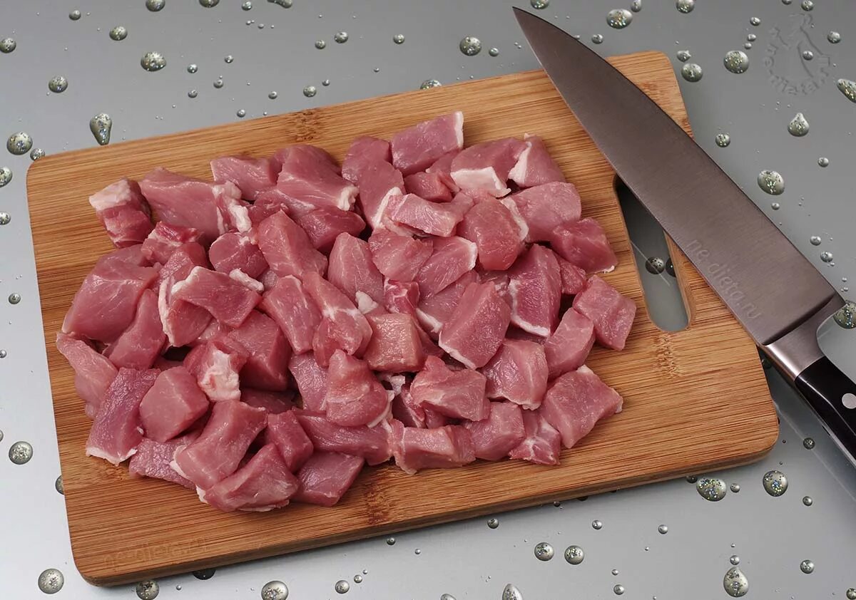 Готовим свинину кусочками. Нарезанное мясо. Свинина нарезанная ломтиками. Нарезка мяса кубиками. Нарезанная говядина.