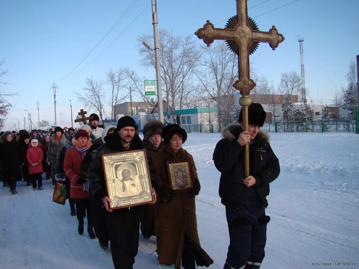 Храм в Усть-Тарке. Священник в Усть-Тарке. Усть-Луковка Ордынский район.