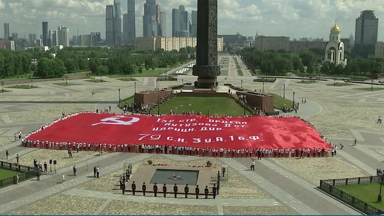 Большое знамя победы. Поклонная гора в Москве 2022. Знамя Победы в музее Победы на Поклонной горе. Парк Победы Москва 2022. Поклонная гора в Москве 2022 фото.