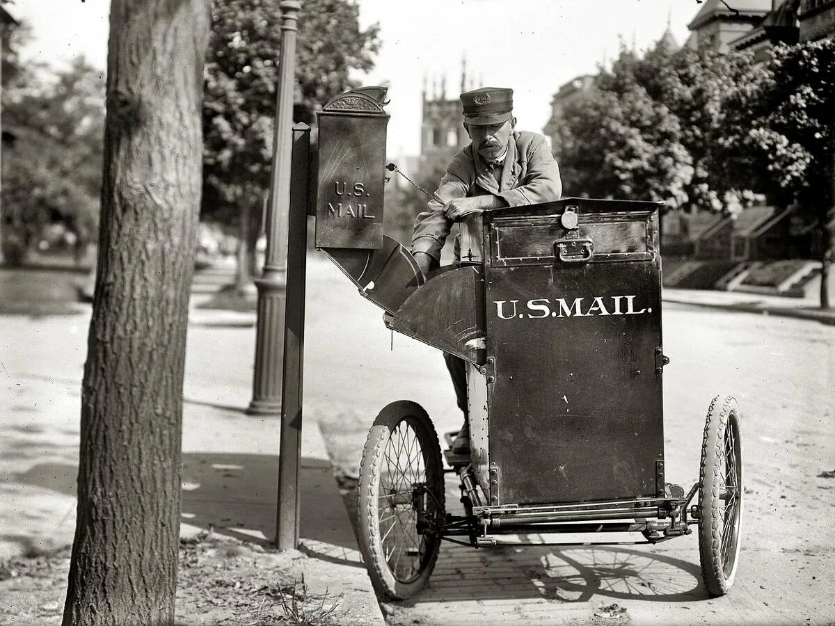 Почтальон 19 века Америки. Первый мотоцикл. Старинная почта. Почтальон 1920. Почтовый ящик 19 века