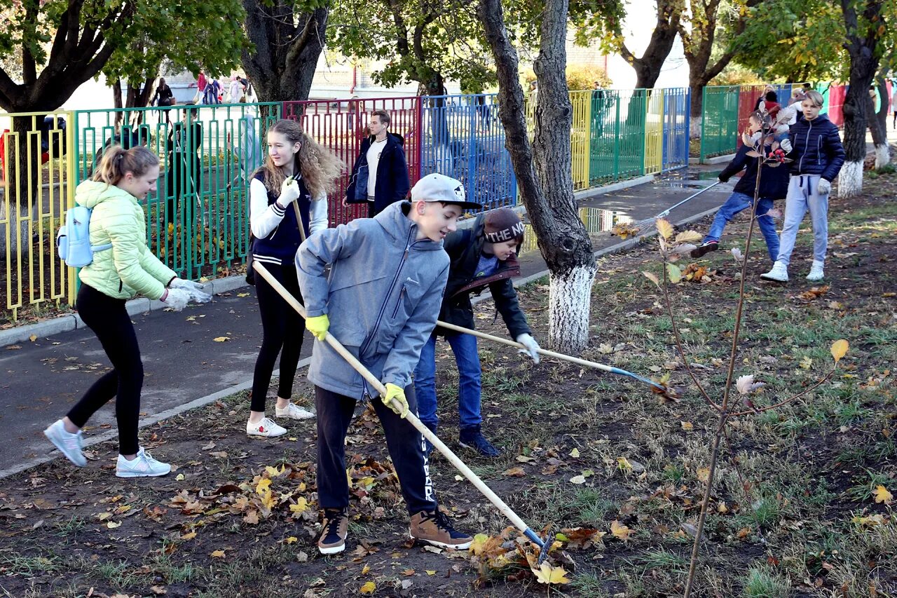 Люди выходят на субботники. Школьники на субботнике. Уборка территории. Ученики на субботнике. Субботник Ставрополь.