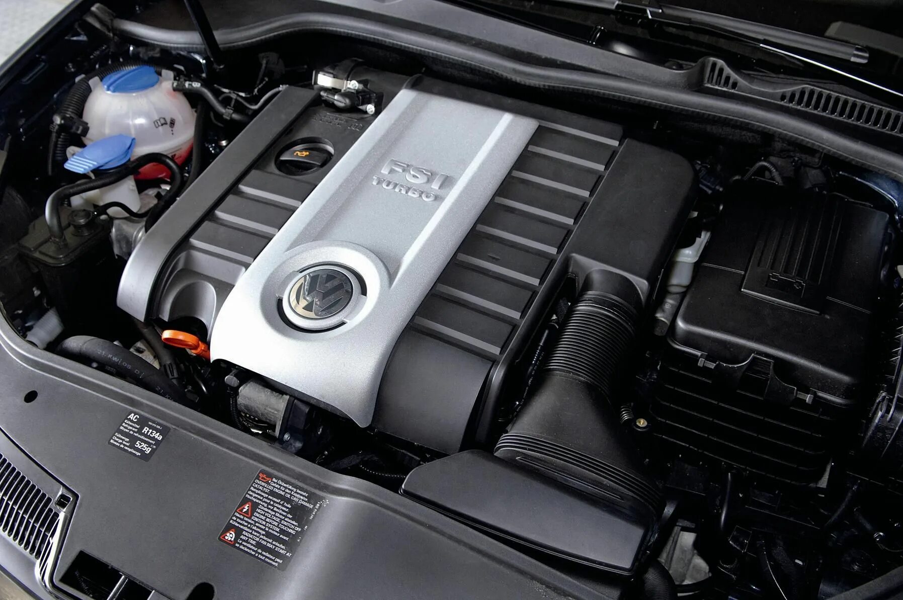 Купить двигатель пассат б6. Двигатель Volkswagen Jetta b 6. Двигатель Пассат б6 2.0. Volkswagen Jetta 4 2.0 двигатель. Фольксваген Пассат б6 2 л FSI.