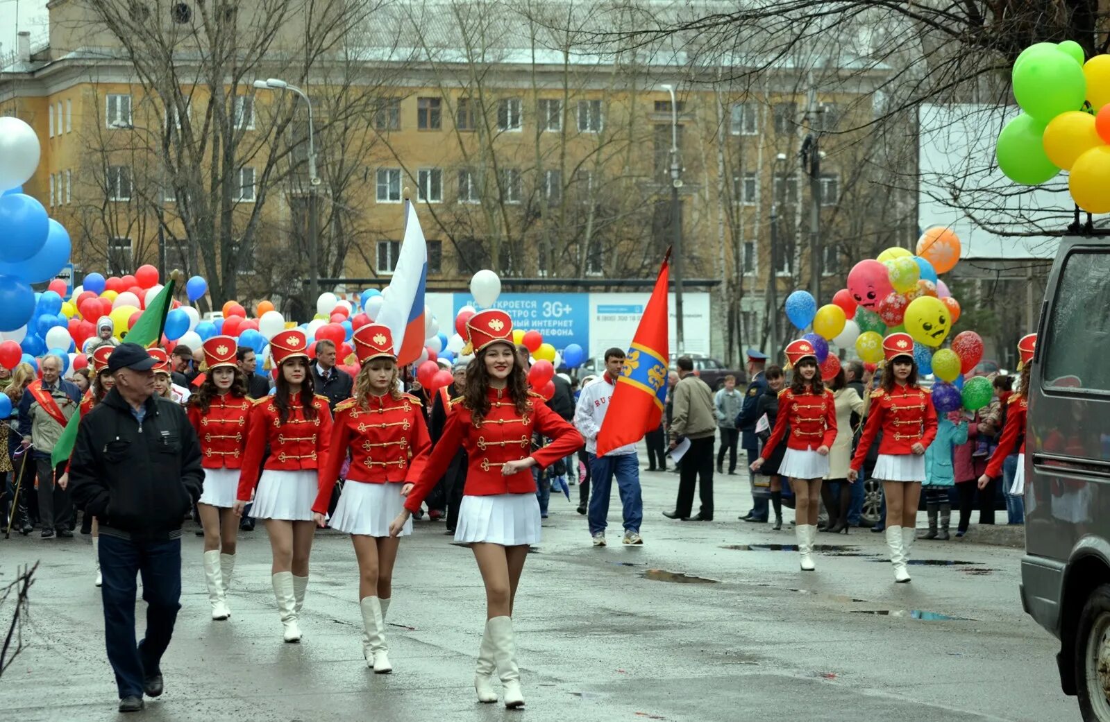 1 мая 2013 г. Парад 1 мая. Школьный парад 1 мая. 9 Мая в школе. Парад Победы в Краснокамске.