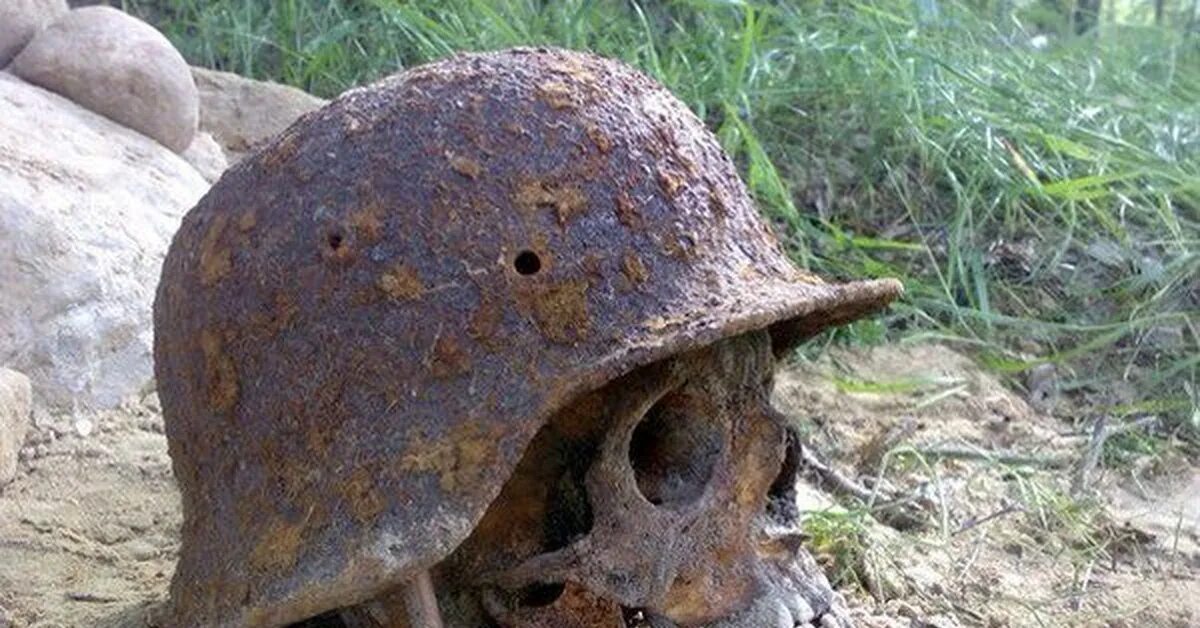 Немецкая каска м35 и м40 отличия. Восстановление каски вермахта. В старой дырявой каске. В старой дырявой каске. Немецкая каска вов.