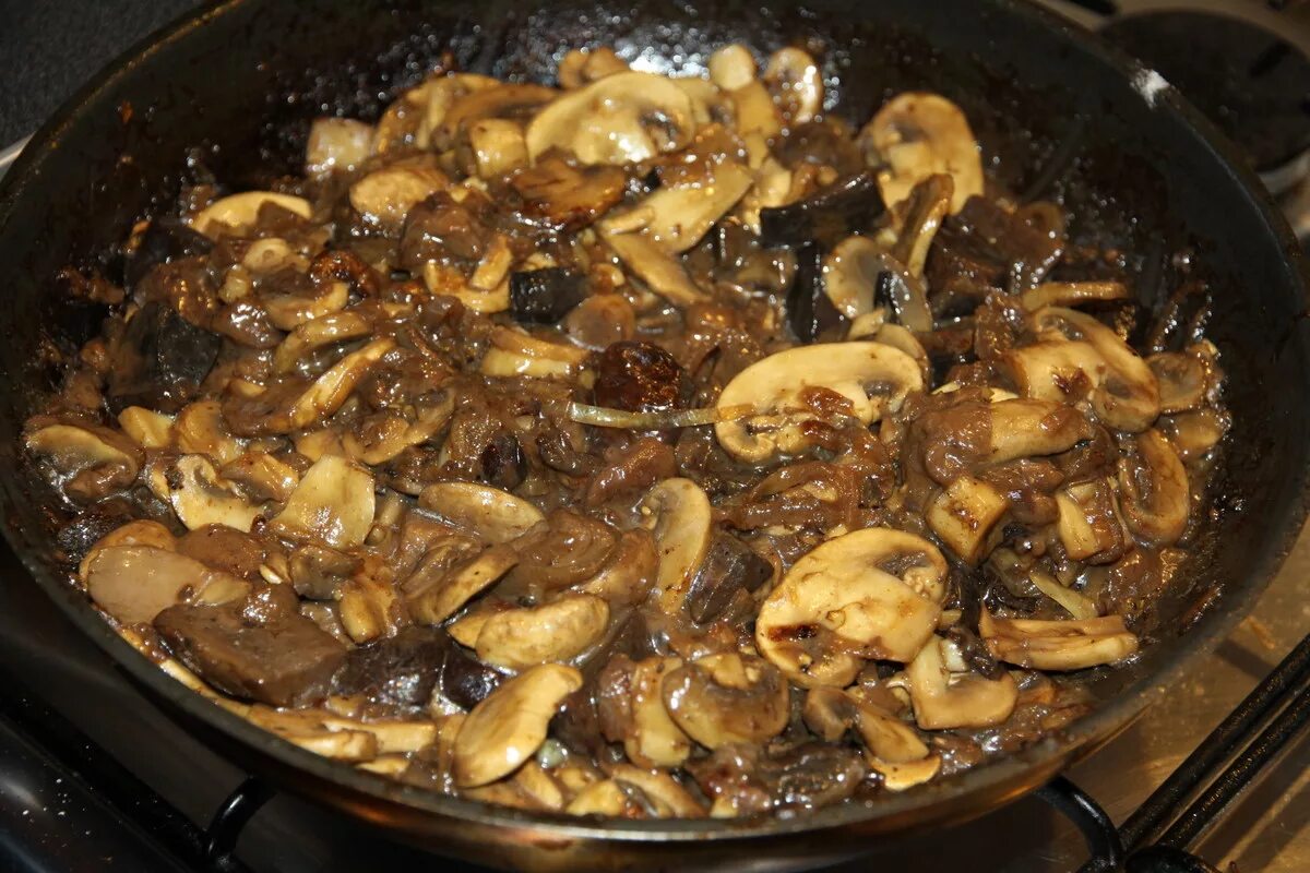 Правильно пожарить шампиньоны с луком на сковороде. Жареные грибы. Жареные грибы на сковороде. Белые грибы жареные. Жареные белые грибы с луком.