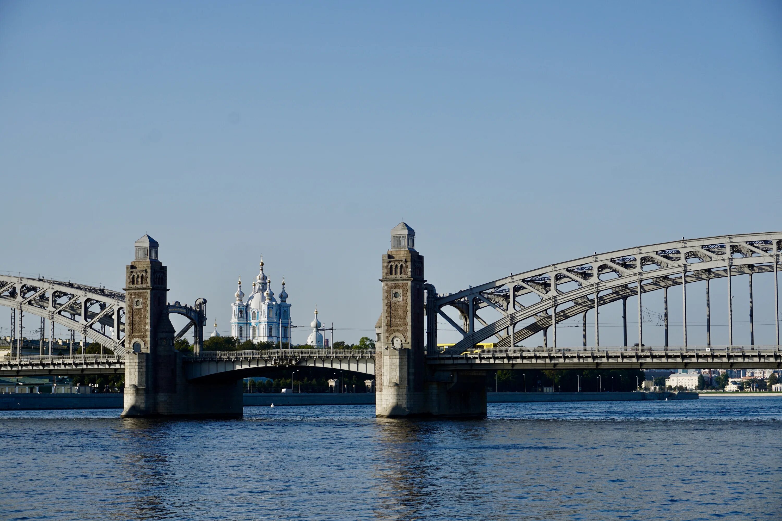 Мост петра великого в санкт. Мост Петра Великого в Санкт-Петербурге. Большеохтинский мост в Санкт-Петербурге. Большеохтинский мост и Смольный. Апышков мост Петра Великого.