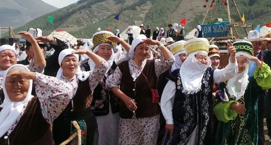 Киргизия народ. Всемирные игры кочевников в Кыргызстане. Национальная культура Киргизии. Киргизия люди. Численность киргизов