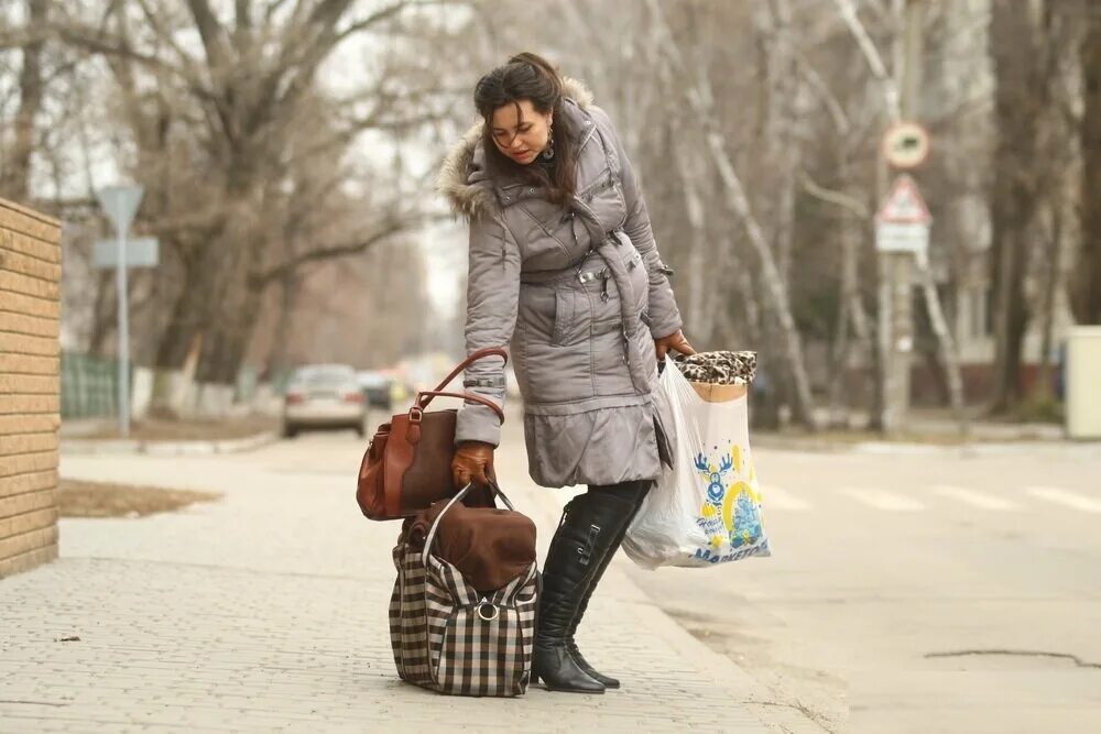 Девушка с тяжелыми сумками. Женщина с тяжелыми сумками. Уставшая женщина с пакетами. Женщина с сумкой. Тетка с большой сумкой.