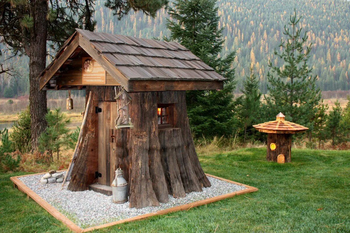 Сказочный домик из дерева. Декоративный домик для сада. Колодец из дерева для сада. Домики из пней для сада.