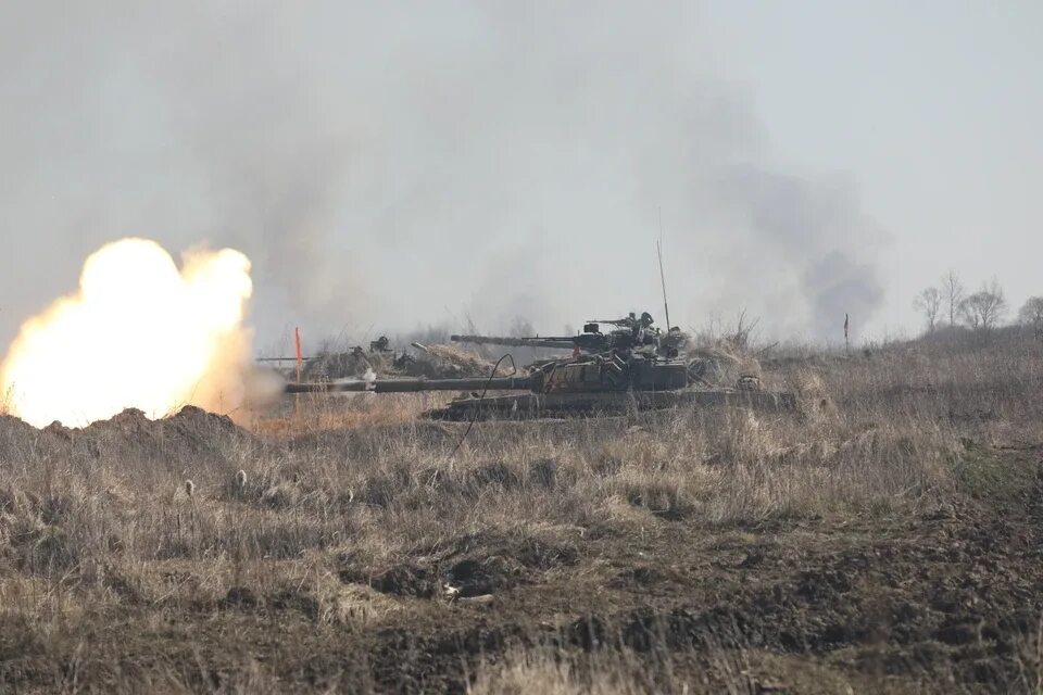 Колонна танков зимой. Танковые маневры. Выстрел танка. Учения танковых войск. Танковые маневры.