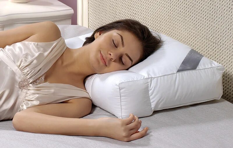 Лечь набок. Ортопедическая подушка для сна на боку. Подушка для правильного сна на боку. Здоровый сон.