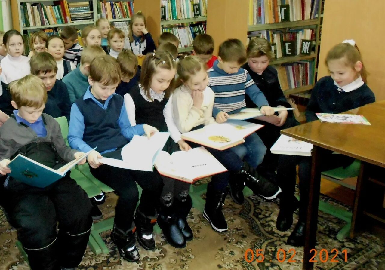 3 класс посетил. Библиотечный урок первое посещение библиотеки 1 класс. библиотечные уроки в школе. посещение библиотеки. 2 класс. библиотечный урок фото.