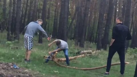 Женщин били палками