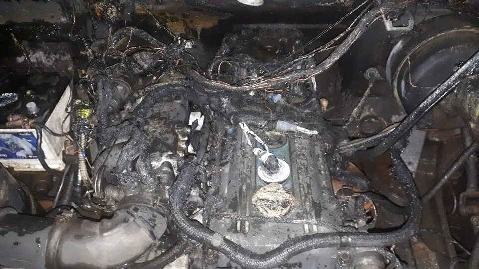 Горелый двигатель. Возгорание моторного отсека автомобиля. Сгорел электромотор. Ваз 2109 сгорела. Сгорел двигатель машины.