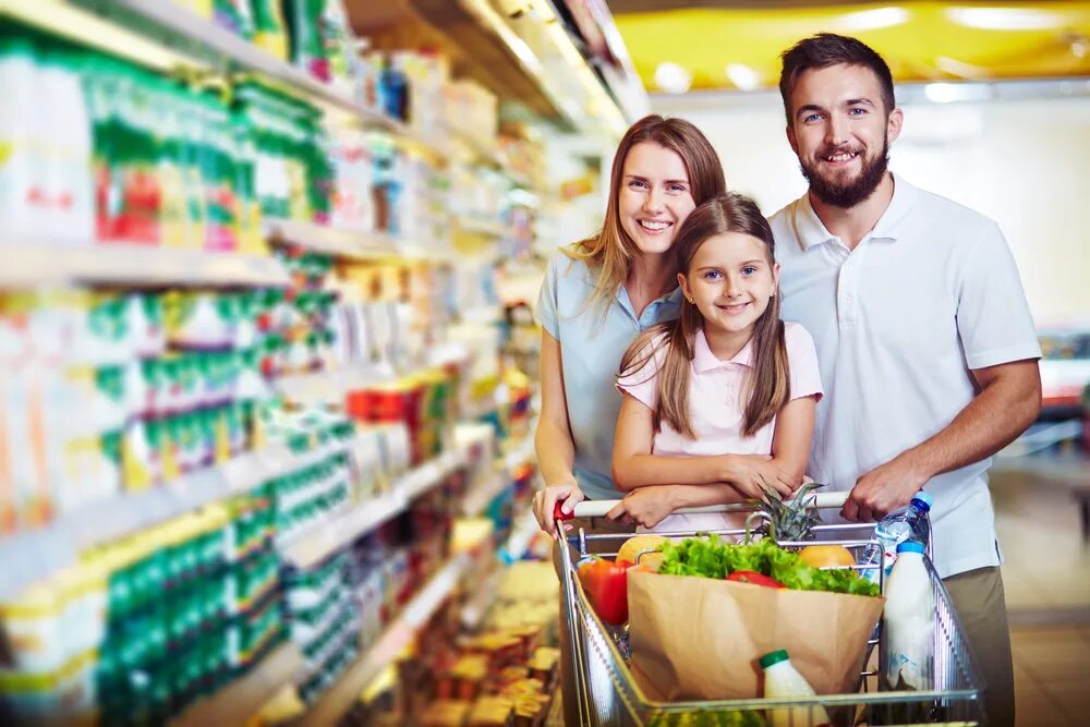 Муж покупает ребенка. Счастливая семья с продуктами. Семья в магазине. Семья в продуктовом. Семья в Маркете.