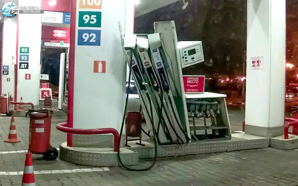 Оторванный шланг на заправке. Заправочный шланг бензоколонки. Заправка тнк пистолет. Пистолет колонки азс. На заправке вырвал.