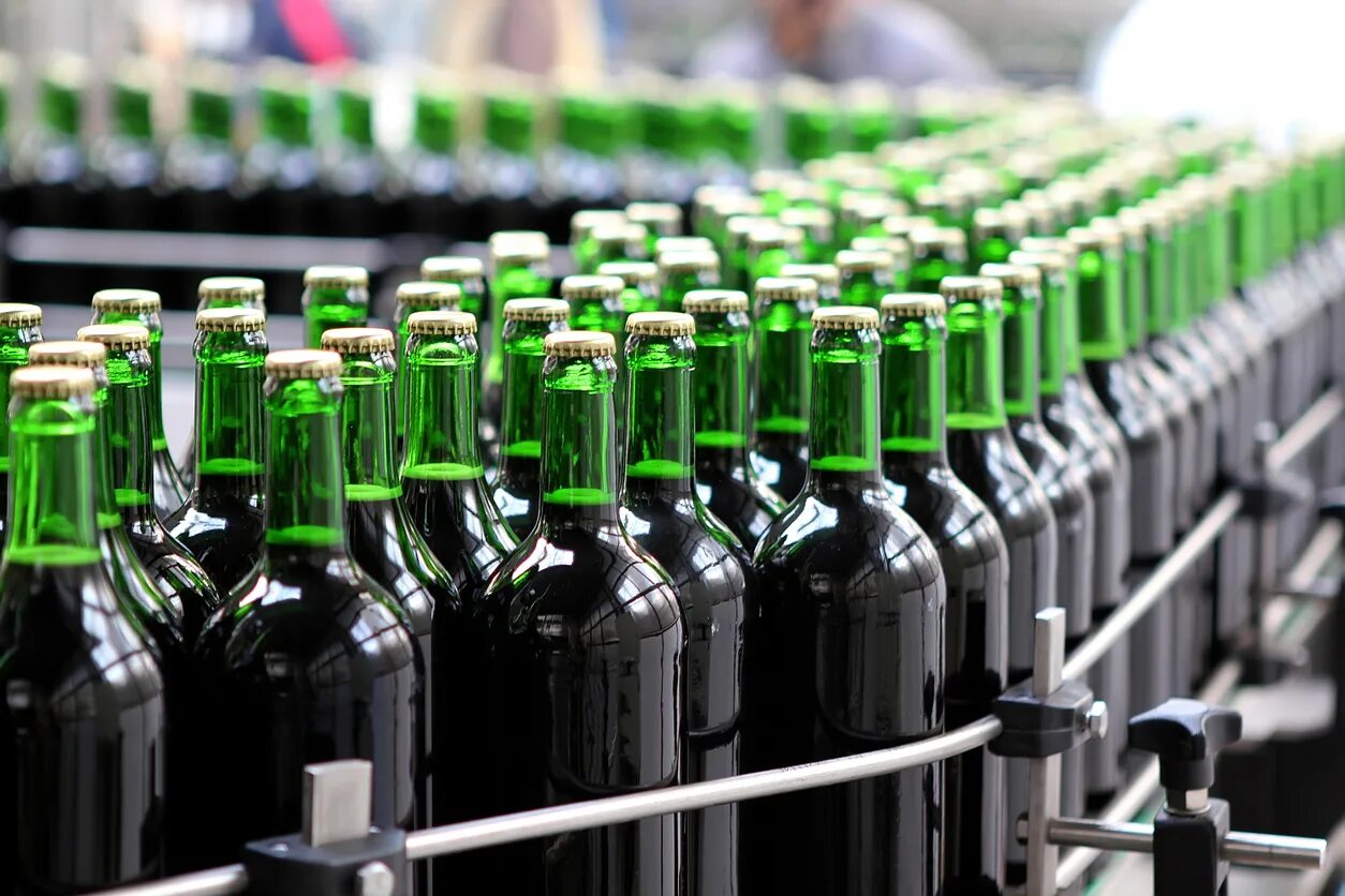 Бутылочный конвейер. Розлив в стеклянную бутылку. Bottling plant. Делитель бутылок на конвейере. Bottling plant.