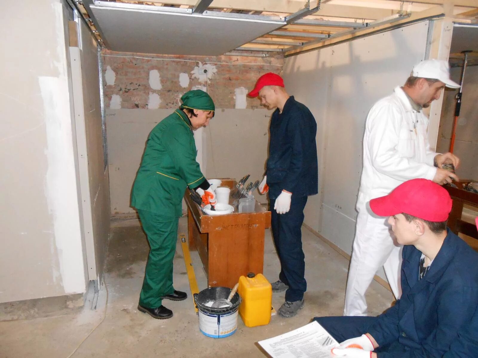 Эмблема отделочника. Строитель с валиком. Работа маляром в москве от прямых. Работа маляром в москве от прямых. Моляр.