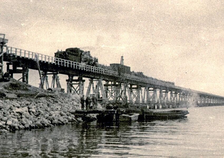 Временный крымский мост. Железнодорожный мост через Керченский пролив 1944. Крымский мост 1944. Керченский Железнодорожный мост 1944. Первый Крымский мост через Керченский пролив 1944.