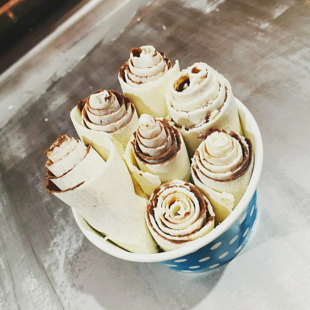 Кремово москва. Ролл мороженое. Тайское мороженое. Ice Cream Roll тайское мороженое. Жареное ролл мороженое.