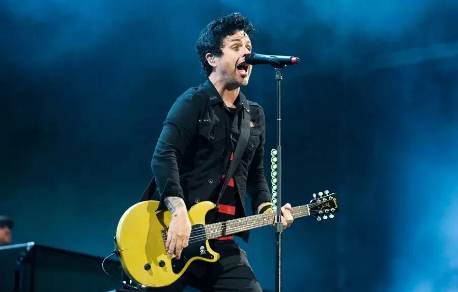 Рок умер песня. Green Day Билли Джо Армстронг. Green Day солист. Green Day Billie Joe Armstrong. Гитара Blue Green Day Билли Джо.