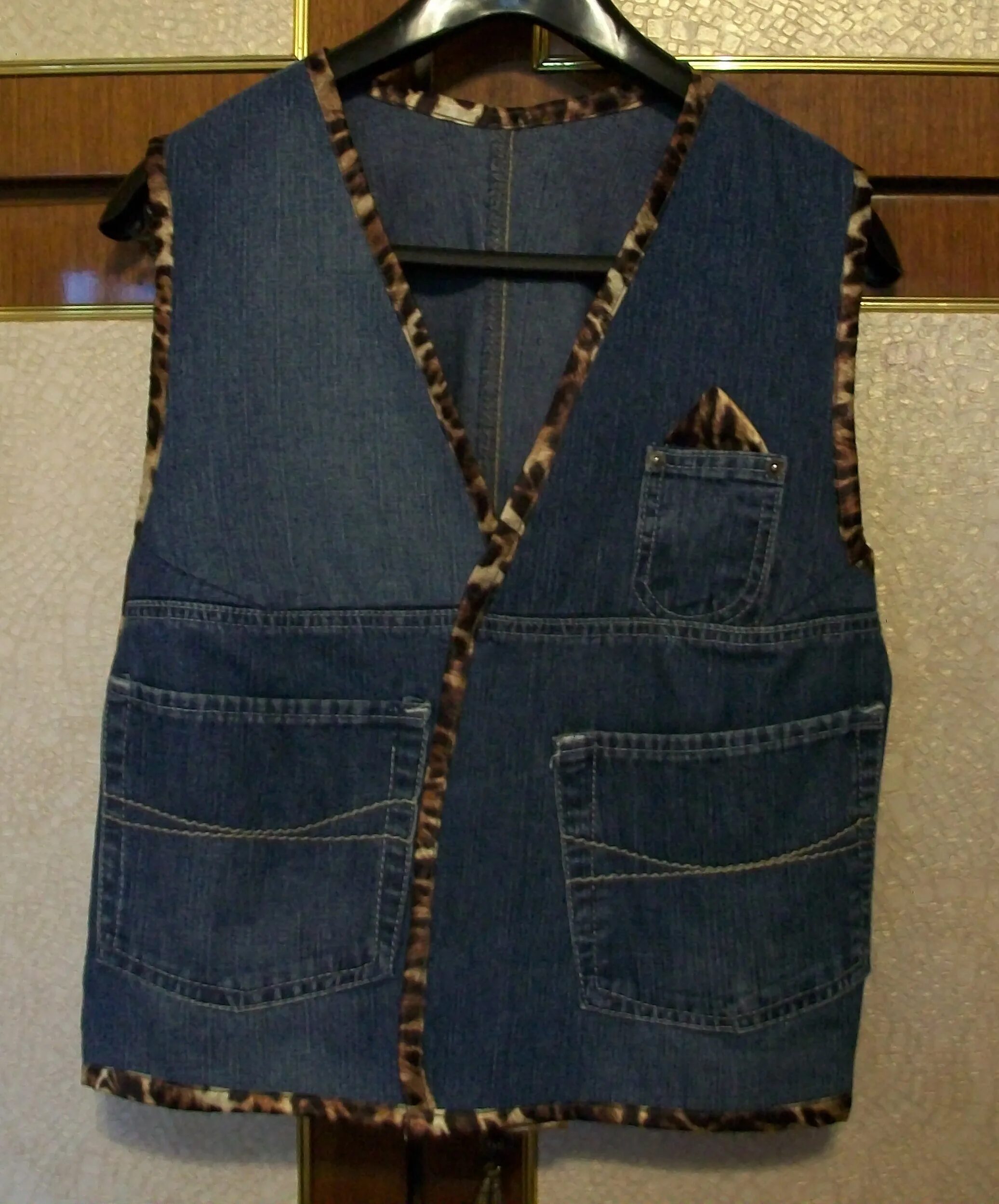Джинсовые жилетки из старых джинс. Джинсовый жилет переделка. Жилетка из джинсы. Жилетка из джинсы. Шитье из старых джинсов жилетки.