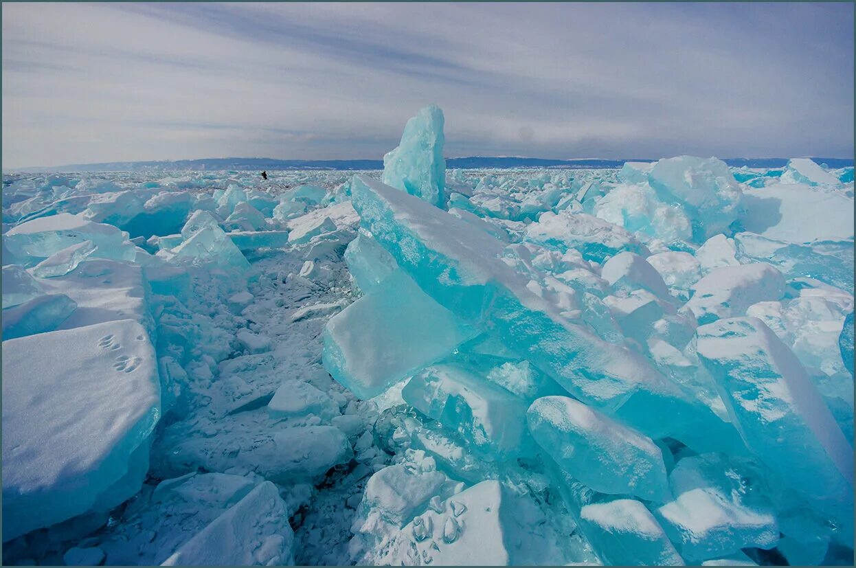 Голубая река в леднике петерманна. Средняя толщина льда на материке антарктида. Таяние ледников арктических пустынь. Пирамидальные айсберги. Озеро байкал лед.